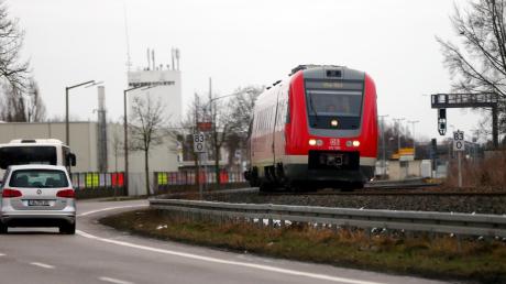 So wie im Neu-Ulmer Starkfeld (Bild) soll die Strecke künftig vom Haltepunkt Finningen bis nach Senden, besser noch bis nach Memmingen, zweigleisig verlaufen, fordert der Regionalverband. 