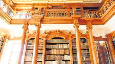 Einer der Schauplätze des Roggenburger Sommers: In der Klosterbibliothek lesen Edgar Selge und Franziska Walser aus Rilkes „Duineser Elegien“.  