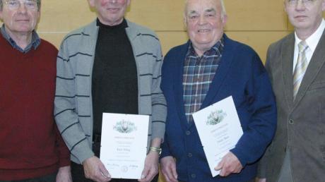 Die Geehrten des Oberelchinger Gesangvereines „Sängertreu“ (von links): Zweiter Vorsitzender Heinrich Hüttinger (25 Jahre), Hans Beer, Karl Kling (60 Jahre) und Vorsitzender Hanns Baumann.  