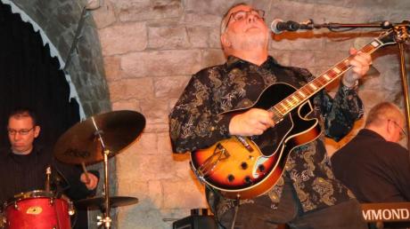 Der amerikanische Bluesgitarrist Duke Robillard sorgte im Ulmer Charivari mit Band für ein volles Haus.  