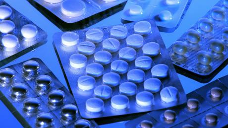 Zwei Männer sollen in Ulm Tausende Tabletten gestohlen haben, um damit illegal Handel zu treiben. 