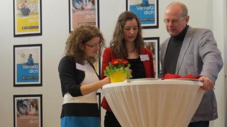 Katharina Tenta, Lena Palesch und Ralf Rainer Reimann am Infostand des Kulturportals in der Donauhalle. 