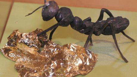 In Bronze gegossene Ameisen bauen einen Berg aus verführerischem „Katzengold“ ab: Diese Arbeit von Reiner Schlecker ist in der Ausstellung „Kunst ist Selbst“ in Roggenburg zu sehen.  