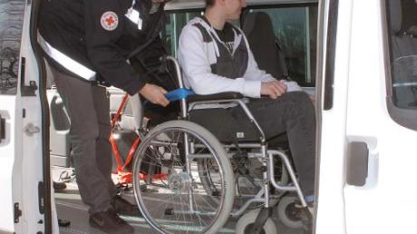 Das Rote Kreuz in Ulm hat einen Transporter zum Taxi für Rollstuhlfahrer umgebaut. Bezuschusst wurde die Anschaffung mit rund 25000 Euro von der Aktion Mensch. 