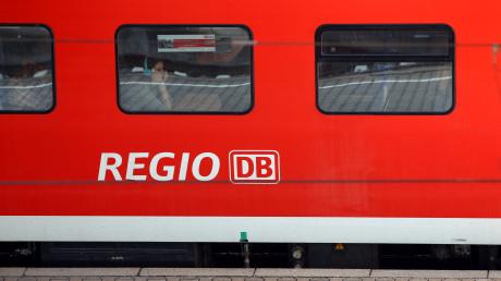 In einem Regionalexpress soll ein 17-Jähriger einen Bahn-Mitarbeiter beleidigt und bespuckt haben.
