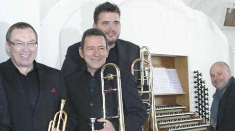 Drei von Quattro Brass neben Organist Pater Stefan Kling. 