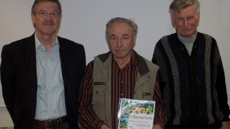 Ehrung beim Verein für Gartenbau und Landespflege in Pfaffenhofen: Für 25 Jahre im Verein wurde Johann Sailer (Mitte) vom Dritten Bürgermeister Karlheinz Thoma (links) und Vorsitzenden Konrad Stölzle ausgezeichnet.  