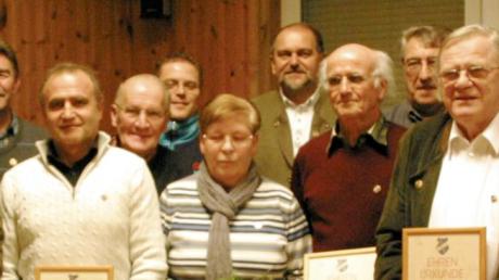 Die Geehrten des KSV, Bernhard Mayr (Vierter von rechts) und Martin Steger (Sechster von rechts) halten dem Verein schon seit 60 Jahren die Treue. 