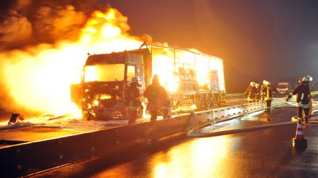Ein Lastwagen ist am Montagabend auf der A8 zwischen Ulm-West und Merklingen komplett ausgebrannt. 