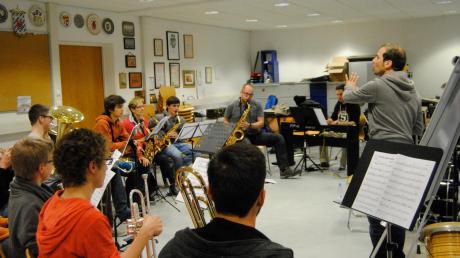 Bläser und Rhythmusgruppe musizierten in der Sendener Wirtschaftsschule mit dem international gefragten Jazztrompeter Joo Kraus. 