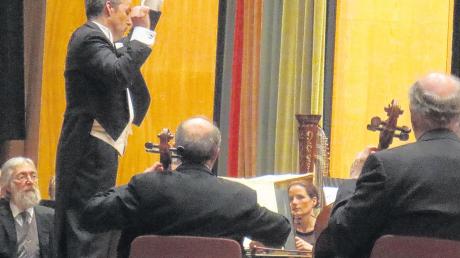 Alle Nuancen erfassend: Dirigent Michael Eberhardt lotste sein Orchester im Edwin-Scharff-Haus durch ein Repertoire von Spätromantik bis Moderne. 