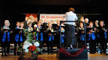 Im Rahmen der Jubiläumsfeierlichkeiten luden die Sängerinnen und Sänger der Chorgemeinschaft Concordia Ay zum Gruppensingen ins Sendener Bürgerhaus ein.  
