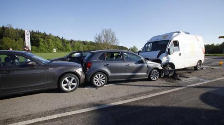 Bei dem Zusammenprall von vier Fahrzeugen auf der B10 im Bereich der Autobahnanschlussstelle Nersingen sind acht Menschen verletzt worden.