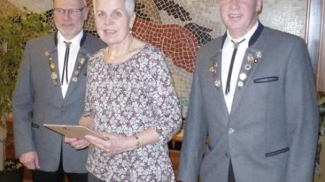 Für 50 Jahre Vereinstreue wurde Irmgard Weiss von Schützenmeister Gerhard Jehle (links) und seinem Stellvertreter Reiner Meier geehrt.  
