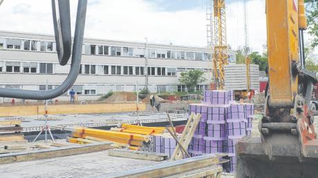 Die Arbeiten an der Turnhalle in Weißenhorn sind in vollem Gange: Ende dieser Woche soll die Bodenplatte verlegt werden – und dann „geht es zügig nach oben“, sagte Bürgermeister Wolfgang Fendt.