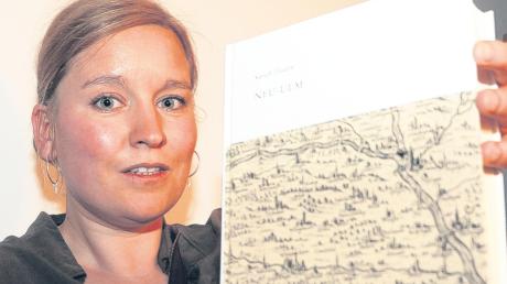 Präsentierte ihr Buch über die Geschichte in der Region um Neu-Ulm: Die Historikerin Dr. Sarah Hadry forschte für ihr Werk jahrelang in Archiven und Bibliotheken. 