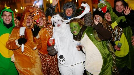 Fröhliche Party: Auch wenn jugendliche Maschkerer in diesem Jahr draußen bleiben mussten, wurde beim Gompigen Donnerstag in der Weißenhorner Innenstadt groß gefeiert.  
