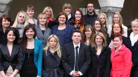  21 Schüler haben mit Erfolg die Berufsfachschule für Krankenpflege am Bezirkskrankenhaus Günzburg absolviert. 
