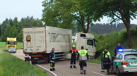 Zwischen Pfaffenhofen und Raunertshofen ist gestern dieser Lastwagen nach einem Ausweichmanöver in der Böschung gelandet. 
