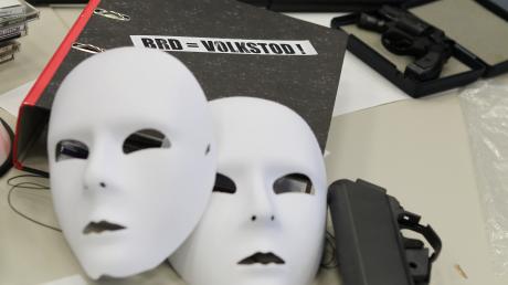 Beschlagnahmte Masken und Waffen der rechtsextremen Gruppe «Die Unsterblichen» wurden 2012 auf einer Pressekonferenz der Polizei in Hamburg gezeigt.