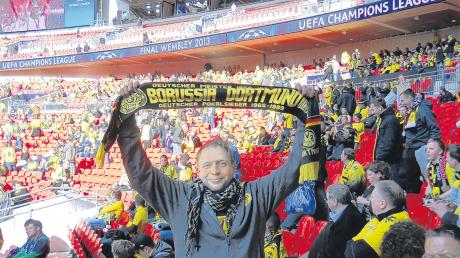 Mittendrin: Dortmund-Fan Tom Gehring (Mitte) aus Tiefenbach ergatterte noch kurzfristig eine Karte fürs Champions-League-Finale in London. Auch wenn sein Klub verloren hat – für ihn war es „ein Jahrhunderttrip“. 