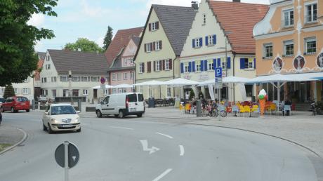 In dieser Kurve in der Weißenhorner Stadtmitte hat sich am Mittwoch vor einer Woche der schwere Unfall ereignet. Die angefahrene Fußgängerin ist mittlerweile außer Lebensgefahr. Nun fordern Bürger eine Tempo-30-Zone. 