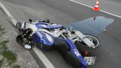 Ein 24-jähriger Motorradfahrer ist am Samstagabend auf der Illerberger Straße gestürzt. Er wurde leicht verletzt. 
