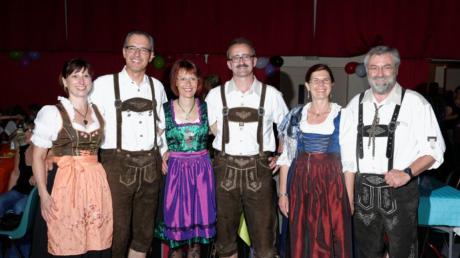 Zeigten bayerische Tänze in typischer Tracht: Drei Paare der Tanzabteilung des TSV nahmen in Villecresnes an einer Gala teil.  
