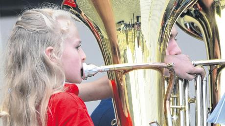 Schon die ganz Kleinen beweisen einen langen Atem: Die Rathauskonzerte haben mit einer Darbietung von jungen Musikern begonnen, im Bild die neunjährige Lea Sauter aus Biberachzell. 