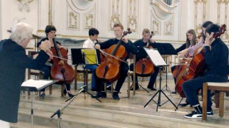 Talente von der Alb: die Cellophoniker aus Kirchheim/Teck, geleitet von Hartmut Premendra Mayer (links). 