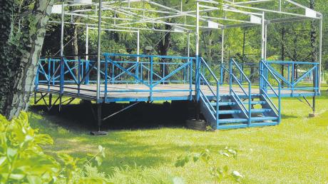 Die kleinere Bühne für das Sendener Bürgerfest im Stadtpark ist bereits aufgebaut. Am Samstag hält noch eine zweite, größere, Einzug.