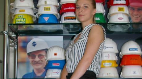 Praktikantin Celia Tabary bringt französischen Wind nach Weißenhorn. Trotz einiger Sprachbarrieren arbeitet die 19-Jährige bei Peri mit: Chapeau – Hut ab! Auch wenn auf unserem Bild eher Helme greifbar sind.  
