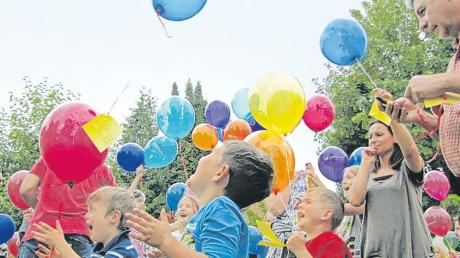 Kinder haben das 25-jährige Bestehen von St. Monika gefeiert. 