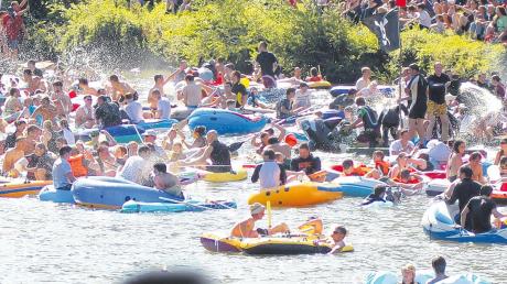 Das traditionelle Nabada auf der Donau lockt viele tausende Besucher nach Ulm und Neu-Ulm. 2012 spielte das Wetter optimal mit. In diesem Jahr schwimmen wieder am Schwörmontag, 22. Juli, unzählige Boote auf dem Wasser. 