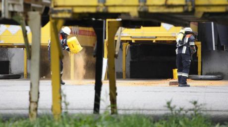 In einem Weißenhorner Betrieb ist gestern Wasserstoffperoxid ausgelaufen: Feuerwehrleute entsorgten die Chemikalie mit Bindemittel. 