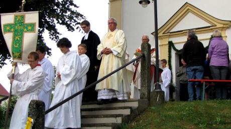 Hunderte haben die Feier zur Wiedereröffnung der Rokoko-Kirche St. Ulrich in Diepertshofen besucht. 