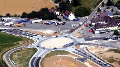 2013 wurde neue Kreisverkehr bei Seligweiler nahe der A8 errichtet. Zehn Jahre später steht jetzt eine Sanierung der Fahrbahn an.