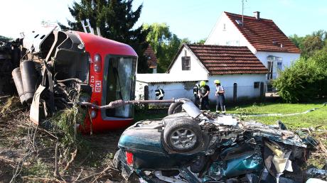 In Kellmünz war es zu einem schweren Zugunglück an einem unbeschrankten Bahnüberganggekommen.