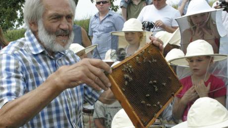 Der Milchstrom ist versiegt, doch der Honig des Imkers Wilfried Springer fließt immer noch aus den Bienenwaben. 