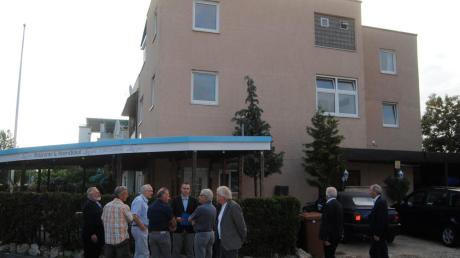 In diesem Gebäude an der Danziger Straße soll eine Pension entstehen. Die Mitglieder im Ferienausschuss des Stadtrates machten sich vor Ort ein Bild von dem Haus. 
