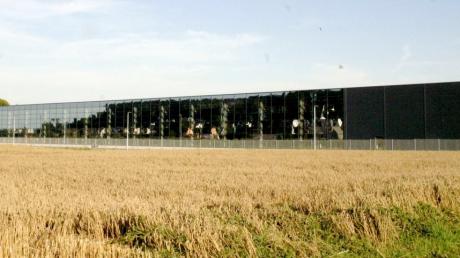 In der Glasfassade der neuen Produktionshalle von Gugelfuß in Oberelchingen spiegelt sich die Umgebung.  
