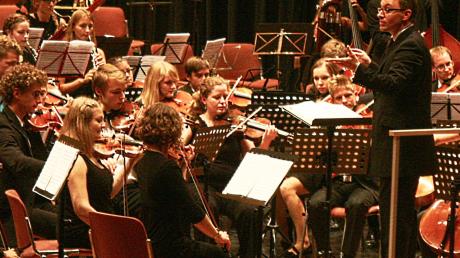Das Schwäbische Jugendsinfonieorchester, unter der Leitung von Allan Bergius (rechts), brillierte mit Strawinskys „Sacre du printemps“ und Beethovens sechster Symphonie im Edwin-Scharff-Haus. 

