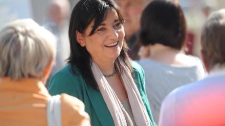 Ekin Deligöz, Bundestagsabgeordnete von Bündnis 90/Die Grünen, wirbt bei den Besuchern des Sendener Wochenmarkts um ihre Wiederwahl.  
