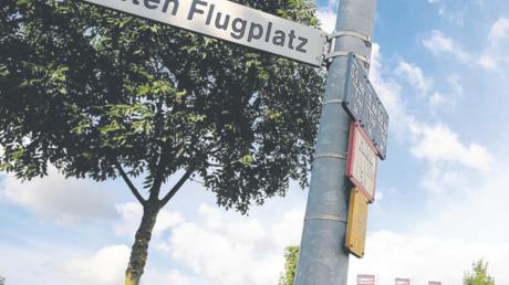 Nur ein Straßenschild im Gewerbegebiet Schwaighofen deutet noch auf den Flughafen hin. Vor etwa 20 Jahren sah das Ganze noch anders aus (rechts): Vom „Abfertigungsgebäude“ aus entstand dieses Foto vom Fluggelände am 17. Januar 1994.