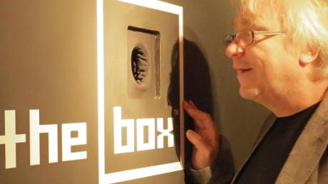 Im Gewölbekeller hat Medienkünstler Wolfgang Moll sein Konzeptprojekt „Peep in the Box“ aufgebaut. Museumsleiter Walter Wörtz wirft einen Blick hinein. 