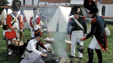 So ging es wohl in einem napoleonischen Feldlager zu: Eine Marketenderin versorgt gerade die Soldaten in der Feldküche. Zahlreiche Besucher erlebten dieses Spektakel bei den Napoleontagen in Elchingen mit. 
