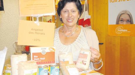 Ein knappes Dutzend Freiwillige verkauft fair gehandelte Produkte im Sendener Weltladen. Gestern war Ottilie Allgaier im Dienst, sie zeigt die Produkte des Monats: Reis ist derzeit im Angebot. 