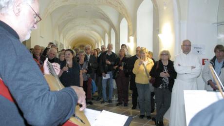 In den Fluren des gerade fertig renovierten Klosters Roggenburg endete das „Wandelkonzert“. Der große Schlussbeifall unterstrich, dass die 200 Gäste noch gerne ein Stück weiter gewandert wären. 
