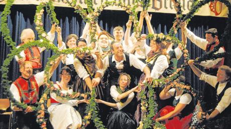 Einen Blumenreigen präsentierten die Tänzer des Trachtenvereins als Finale der 60-Jahr-Feier. 