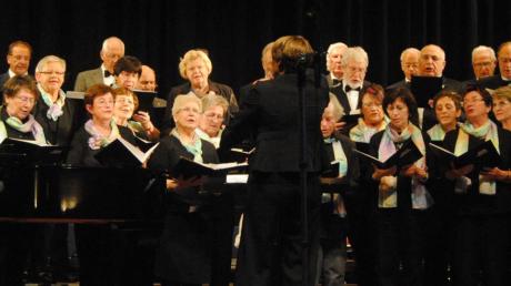 Das Gründungsjubiläum des Frauenchores Senden wurde im Bürgerhaus mit einem Konzert gefeiert, an dem auch die befreundeten Sänger und Sängerinnen aus Pfuhl teilnahmen. 
